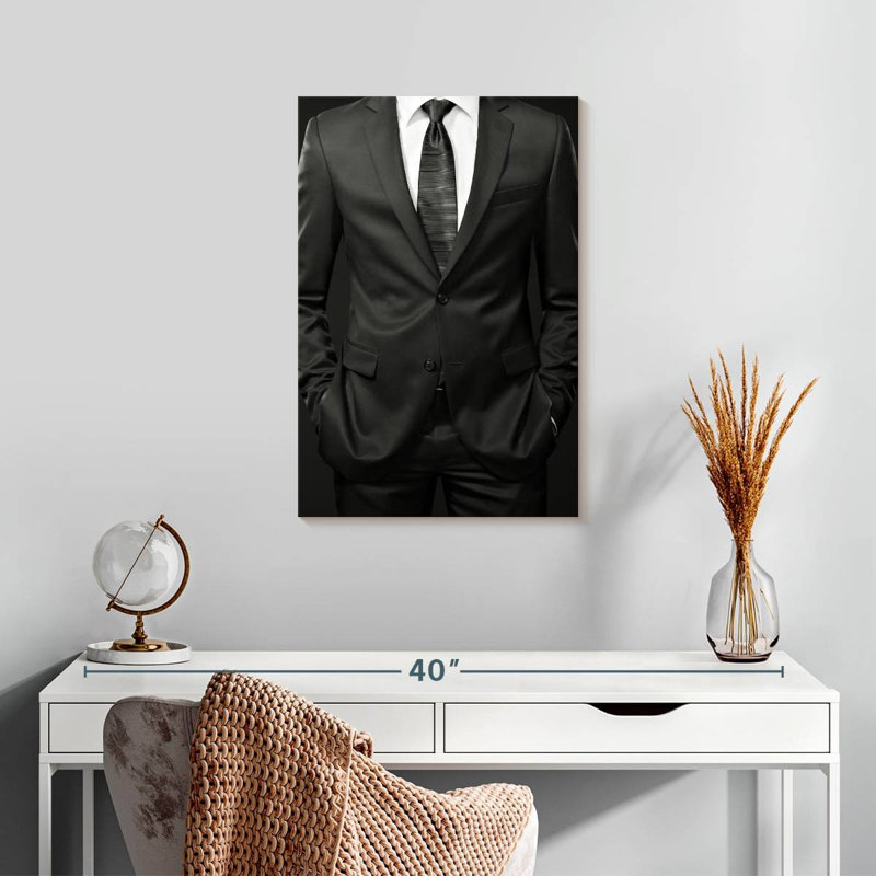 Navette d'homme d'affaires sur fond noir, H 24 po x l 16 po