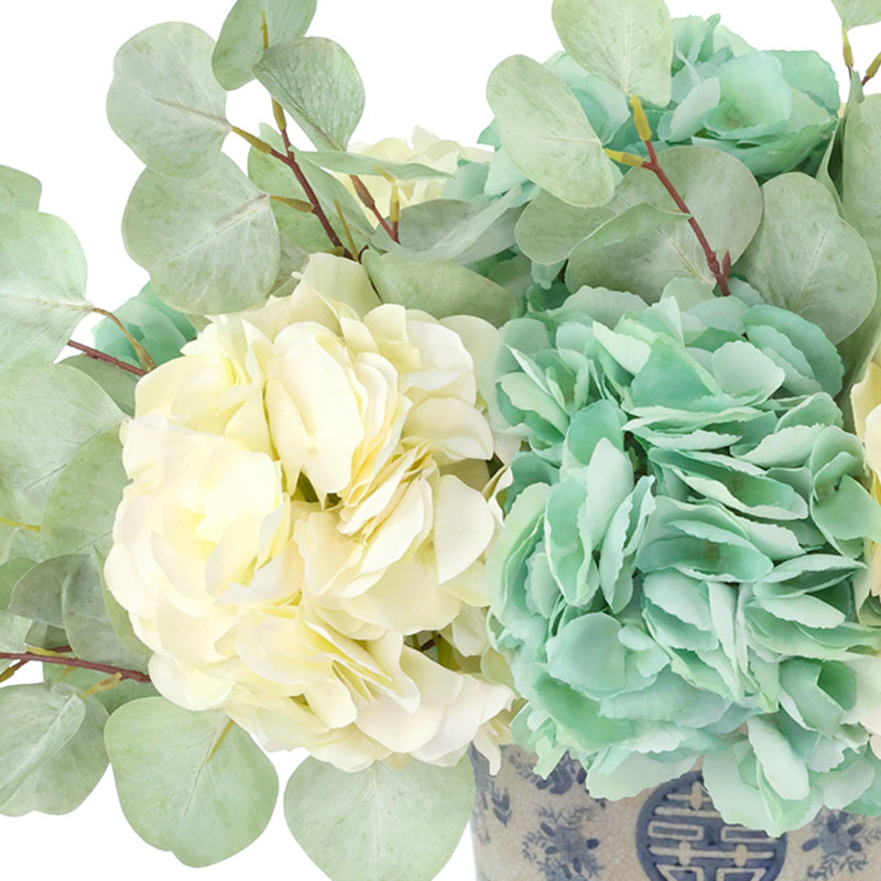 Hortensias et eucalyptus dans un vase décoratif