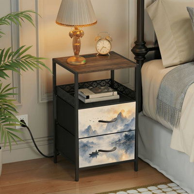 Table de chevet avec station de recharge, table de chevet à 2 tiroirs avec ports USB et prises électriques, tablette ouverte, table de chevet noire pour chambre ou salon. Impression aquarelle représentant un paysage serein de lac de montagne et de pics brumeux.