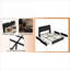 Structure de lit plateforme grand format avec tablette de chargement et de rangement intégrée, fabrication élégante en métal noir et bois