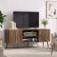 Meuble télé de style Mid-Century moderne avec portes cannelées, console multimédia à finition noyer avec tablette ouverte et rangement caché pour le salon