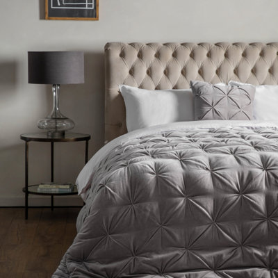Cyra Solid Colour Bedspread
