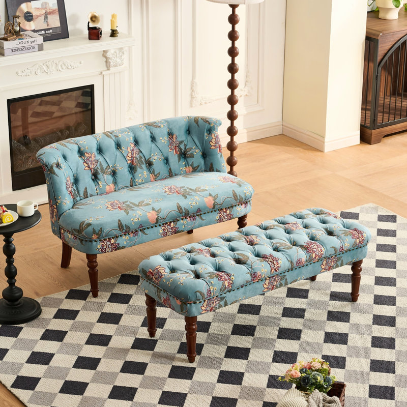 Chaise simple avec motif floral complexe et pieds en bois massif, idéale pour les intérieurs aux tons neutres, rose, mauve