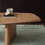 Une table basse en placage de frêne rustique, parfaite pour un petit salon, ajoutant une touche naturelle.