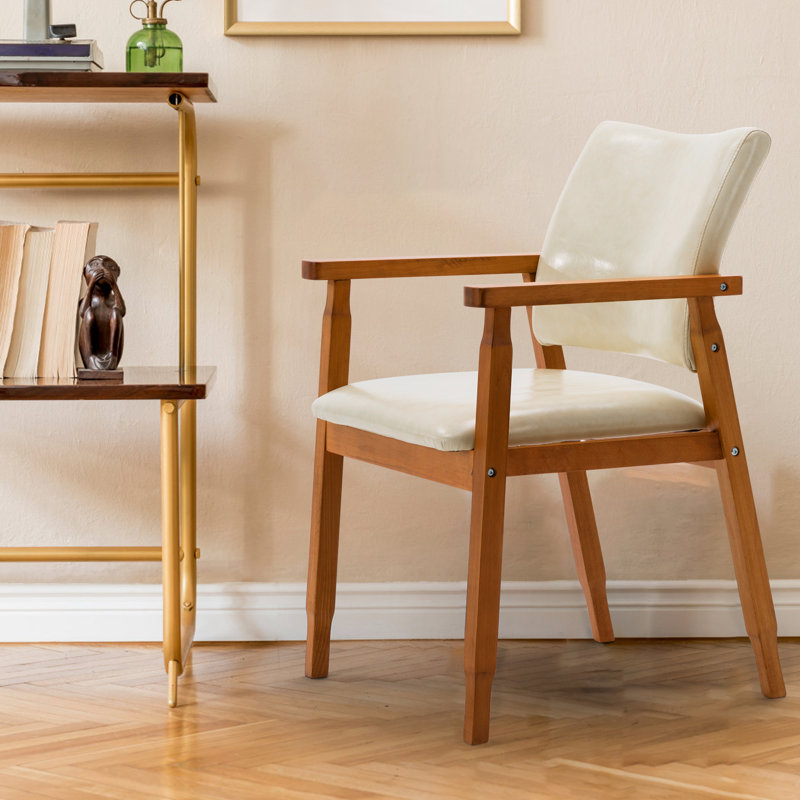 Ensemble de 2 chaises de salle à manger Artell de 47 cm (18,5 po) de hauteur, revêtues de similicuir et dotées d'une structure en bois massif.