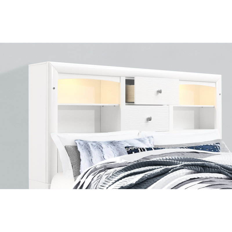 Grand lit en blanc - Tiroirs de rangement pour une chambre propre et organisée.