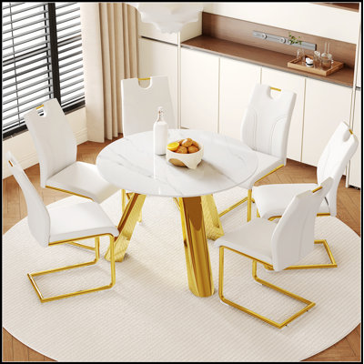 Table de salle à manger élégante avec 6 chaises blanches confortables et des pieds en métal doré