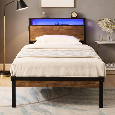 Lit plateforme simple en métal avec repose-pieds et pieds en bois, fente, lumières à DEL, option de télécommande, sommier non indispensable, capacité de rangement abondante, procédure d'assemblage facile,