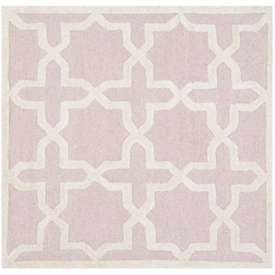 Tapis rose clair / ivoire en laine touffeté à la main à motif géométrique d'Igna