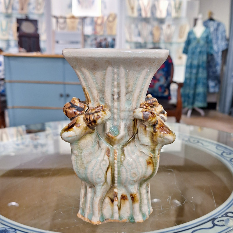 Vase en porcelaine avec motifs de bélier