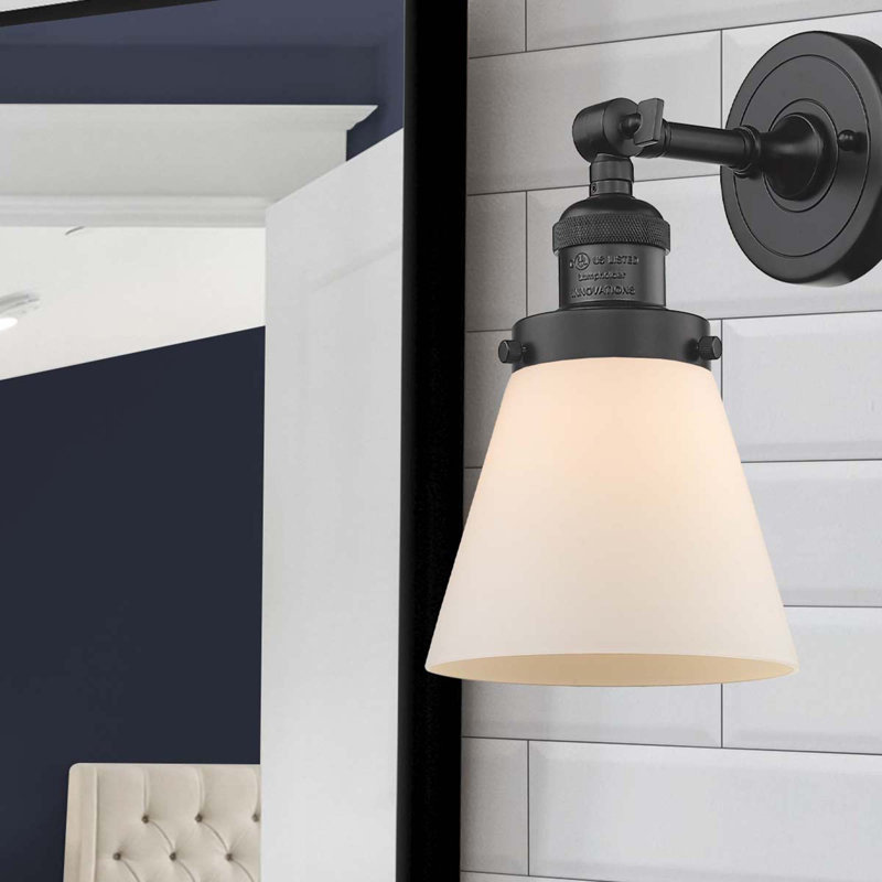 Applique murale 1 lumière Cone, Boîtier blanc mat, Ampoule à DEL rétro de 6 watts, Bronze frotté à l'huile