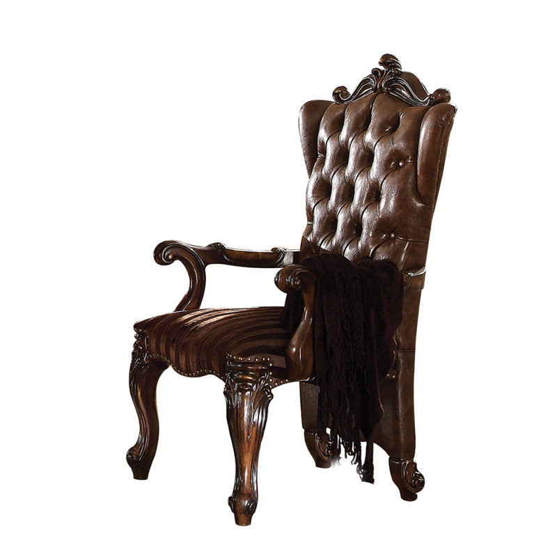 Chaise avec accoudoirs en bois avec dossier capitonné et détails sculptés, brun