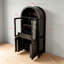 Grande armoire arquée noire de 71 pouces avec portes en verre, tiroirs cachés, tablettes réglables et design polyvalent.-1096142709