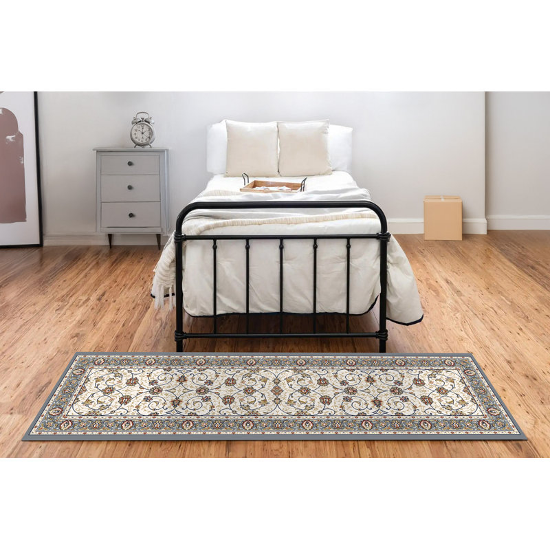Tapis ivoire/bleu ciel floral Attell, Tapis de couloir 2 pi 2 po x 11 pi