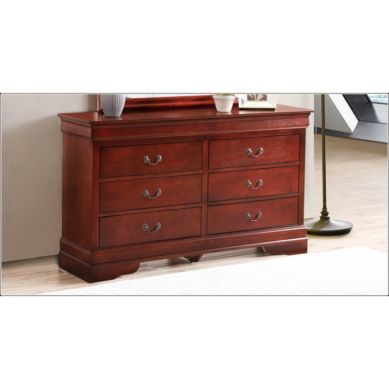 Commode traditionnelle en bois de cerisier avec des sculptures complexes et des tiroirs à queue d'aronde anglaise durables, parfaite pour les chambres élégantes