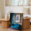 Toile dans un intérieur captivant, un canapé capitonné bleu classique avec art mural-1307857754