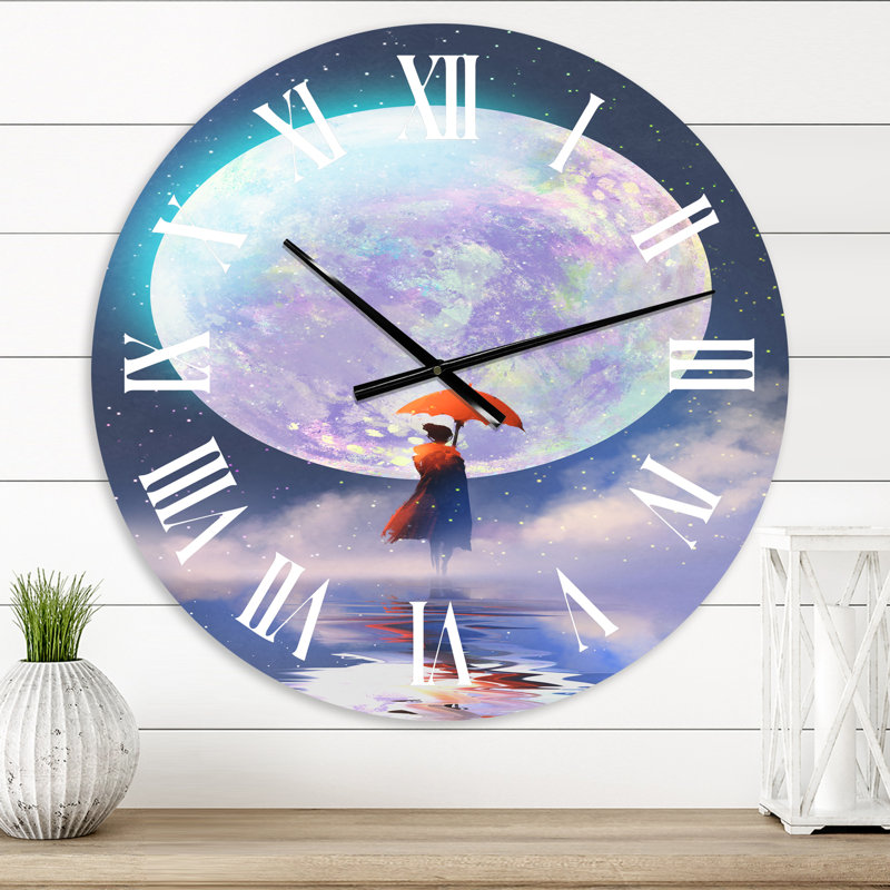 Femme avec un parapluie debout sur l'eau contre la lune - Horloge murale traditionnelle, Petit