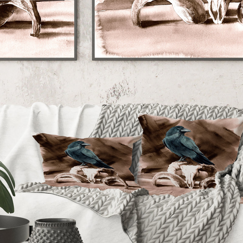 Raven assis sur un crâne de bélier - Coussin décoratif à imprimé traditionnel, 18 po x 18 po