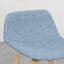 Ensemble de 2 tabourets hauts au design épuré, revêtement bleu, pieds, assise et dossier courbés avec finition en placage de bois, pieds en denim