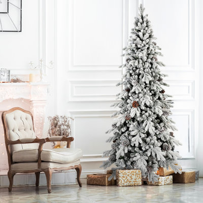 Arbre de Noël enneigé 9 pi avec 52 pins naturels, 938 pointes à haute densité, aménagement peu encombrant, branches pliables à installation rapide avec conception étroite pour des espaces limités, support stable