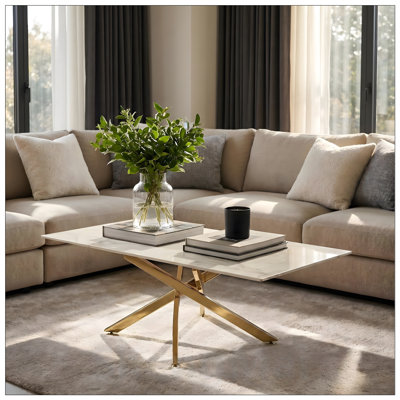 Table basse en faux marbre doré avec plateau en verre trempé et table centrale durable pour les salons modernes et les petits espaces