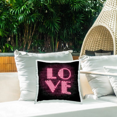 Coussin d'extérieur imprimé "Pink Love Letters" par Martina Pavlova