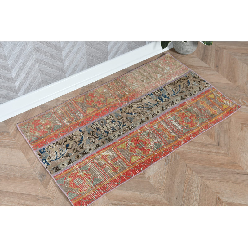 Petit tapis à patchwork turc en laine mauve éclatante avec un design abstrait éclectique adapté à une utilisation extérieure et des espaces d'entrée personnalisés