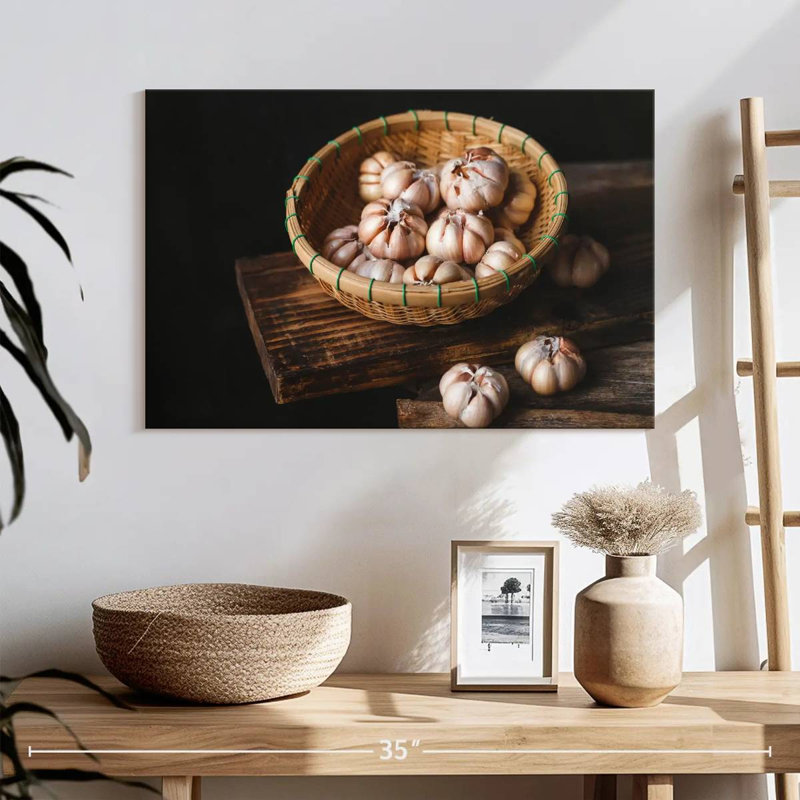 Yarlin Garlic, 16" H x 24" W