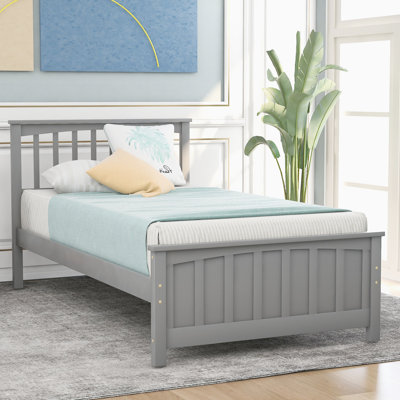 Lit simple en bois gris avec tête de lit stable et plateforme