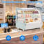 Vitrine réfrigérée 4,2 pi cu, réfrigérateur à pâtisserie de comptoir avec lumière DEL et porte coulissante arrière en verre, blanc pour boulangerie