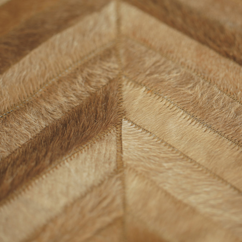 La Quinta Cowhide Geometric Area Rug in Caramel, Round 4'11"