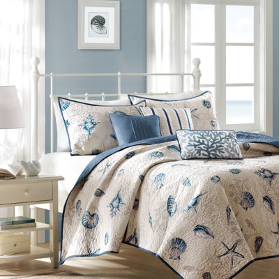 Courtepointe réversible en microfibre bleu avec motifs corail et coussins décoratifs bleu foncé