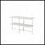 Table de canapé contemporaine avec tablette, finition en chêne blanc, plateau en bois, structure en métal chromé, parfaite pour la décoration et le rangement du salon.