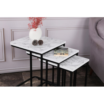 Ensemble de 3 tables gigognes modernes en marbre noir et blanc de 16,1 po x 18,1 po x 19,3 po | Structure 100% métal et plateau 100% bois aggloméré | Élégant et fonctionnel pour le salon ou le bureau, décor industriel chic