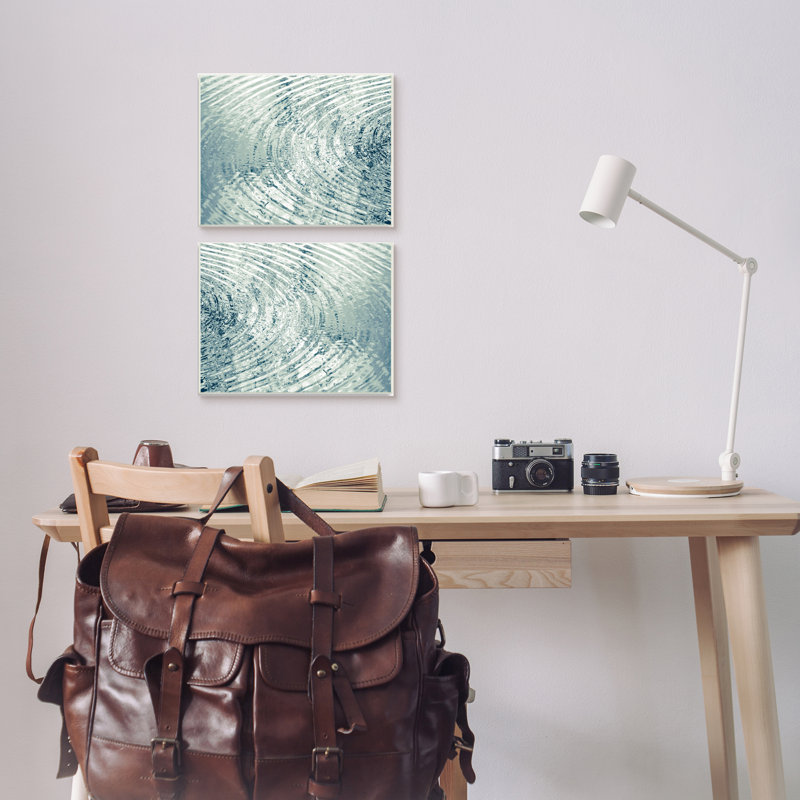 «Symmetric Ripples in Water Blue Light Reflection» par Maggie Olsen - ensemble de 2 photographies, H 15 po x l 10 po