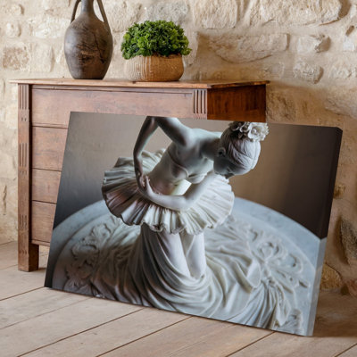 Toile, sculpture en marbre délicate d'une ballerine dans un art mural gracieux, posant son corps légèrement incliné vers l'avant, mettant en vedette un élégant art mural sur toile