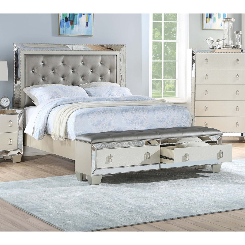 Lit luxueux très grand de style oriental avec tiroirs, tête de lit capitonnée et miroir argenté Glam