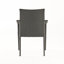 Chaises d'extérieur empilables en gris, structure en fer, coussins argentés, confortables et peu encombrantes