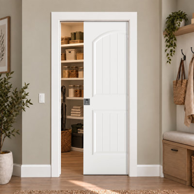 Porte coulissante 36 po x 80 po à 2 panneaux surélevés avec dessus en arche texturé blanc et moulé avec passe-tringle et cadres de porte de placard