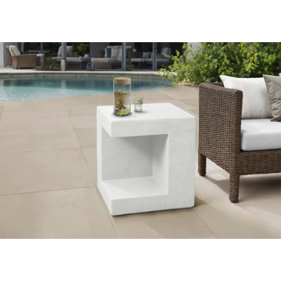 Table d'appoint contemporaine de 25 pouces, utilisation intérieure / extérieure, conception peu encombrante avec rangement découpé et tablette inférieure