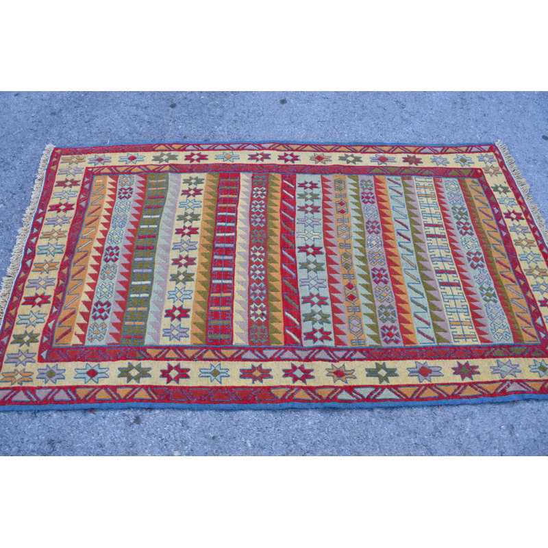 Tapis oriental rétro kilim turc avec tissage Sumac: idéal pour la décoration bohémienne et ethnique rouge / arc-en-ciel