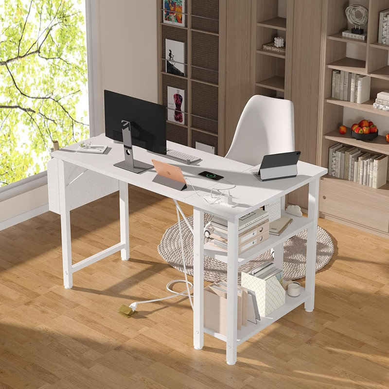 Bureau d'ordinateur en L blanc avec prise de courant et tablettes de rangement - Petit bureau d'angle pour bureau à domicile, bureau ou chambre à coucher