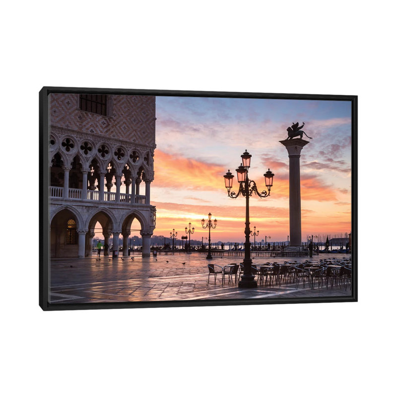 «Dawn at St. Mark's Square, Venice» par Matteo Colombo, impression sur toile, H 18 po x l 26 po x P 1,5 po, Pas de tapis