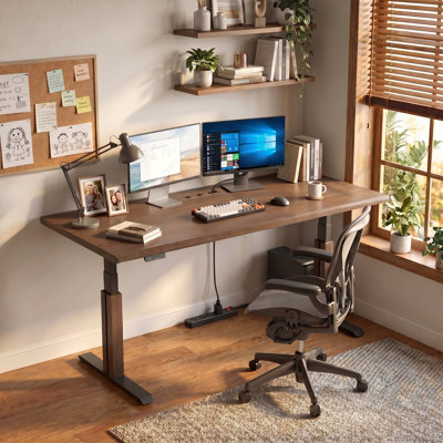 Bureau debout électrique en bois de noyer de 70,87 po, bureau de bureau moderne à hauteur réglable avec double moteur, 3 préréglages de mémoire et 3 trous de gestion des câbles pour le bureau personnel, assemblage facile