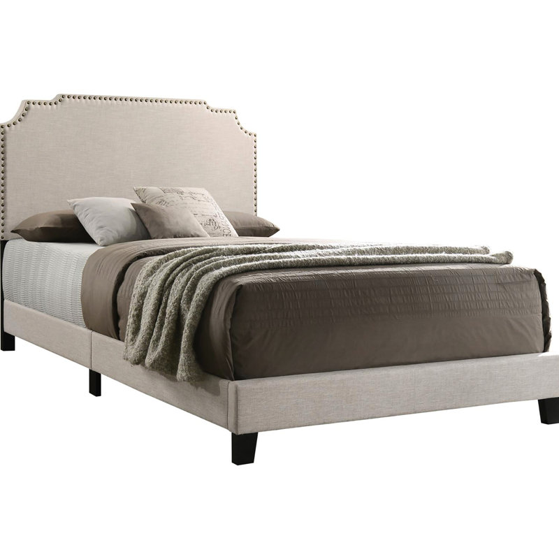 Grand lit transitionnel beige avec revêtement doux et garniture cloutée