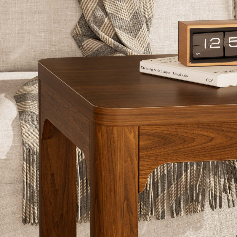 Ensemble de tables basses 3 pièces avec beaucoup de rangement à double couche, des bords arrondis lisses et une disposition polyvalente polyvalente pour les salons, les chambres et les bureaux.