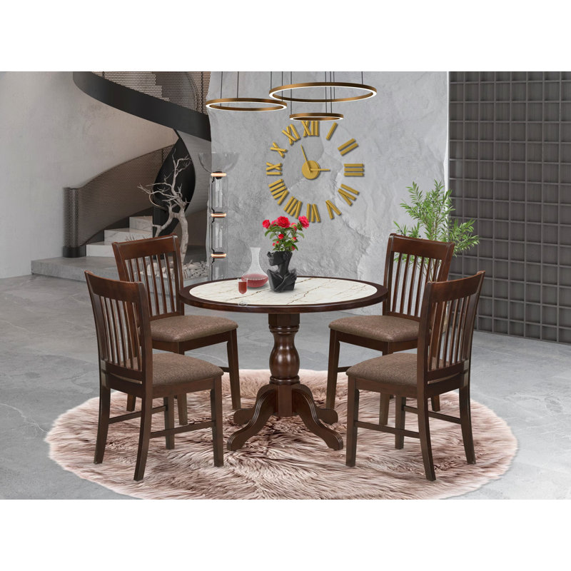 L'ensemble de table de salle à manger 5 pièces comprend une table à piédestal et 4 chaises Parsons à dossier à lattes, finition acajou.