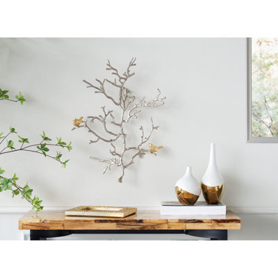 2 art mural en métal avec détails d'oiseaux de 17 x 5,5 x 22 po. Moderne. Argent et or. Sculptures en aluminium. Ornements de tranquillité modernes. Branches et décorations d'oiseaux dorés. Pour toutes les pièces.