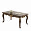 Table basse rectangulaire de style traditionnel avec finition riche couleur tabac riche, pieds courbés et détails sculptés avec structure en bois massif au look élégant