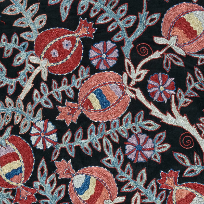 Décoration murale moderne 100% soie 27 x 28 po. Nappe brodée. Décoration murale Boho. Jeté noir